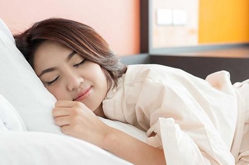 Sau khi ăn, tốt hơn là nên đứng, ngồi hay nằm?