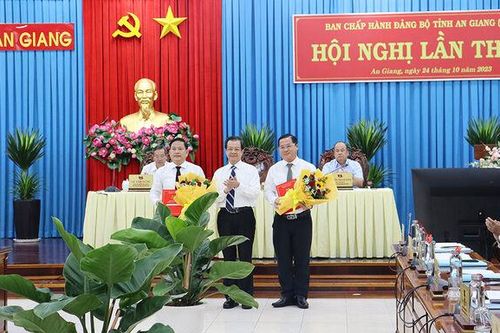 Khai mạc Hội nghị lần thứ 13, Ban Chấp hành Đảng bộ tỉnh An Giang khóa XI và trao quyết định điều động, bổ nhiệm cán bộ