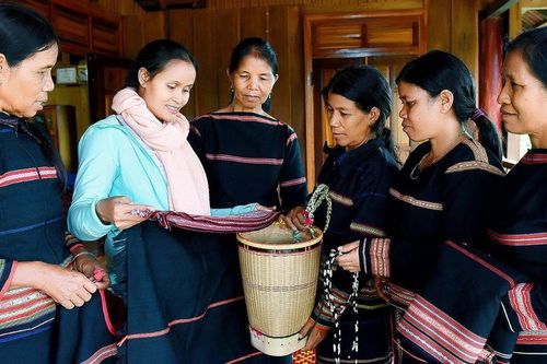 Gỡ khó để phát triển đội ngũ cán bộ dân tộc thiểu số-Kỳ 1: 'Hạt nhân' trong khối đại đoàn kết dân tộc