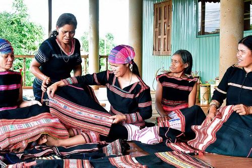 Sắc màu thổ cẩm Gia Lai