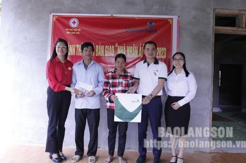 Bàn giao nhà nhân ái tại xã Thiện Thuật, huyện Bình Gia
