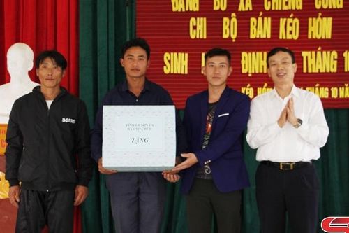 Đồng chí Trưởng Ban Tổ chức Tỉnh ủy dự sinh hoạt tại Chi bộ bản Kéo Hỏm