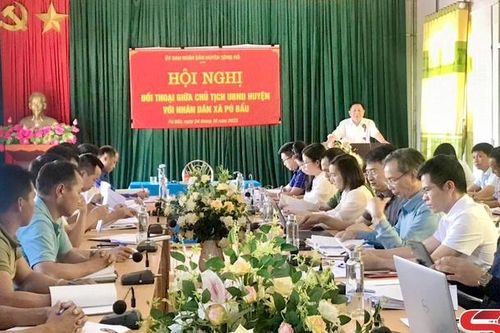 Chủ tịch UBND huyện Sông Mã đối thoại với nhân dân xã Pú Bẩu