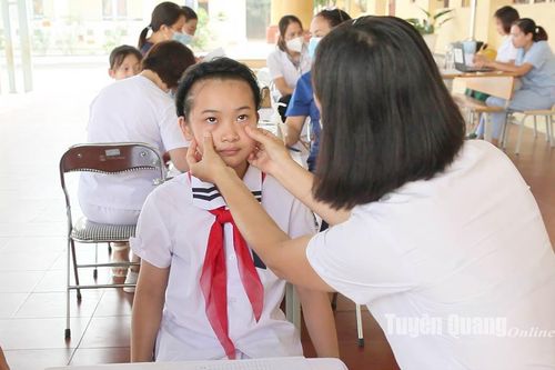 Không nên chủ quan với tật khúc xạ học đường