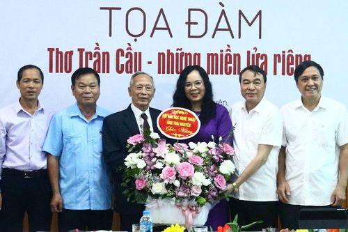 Tọa đàm 'Thơ Trần Cầu - Những miền lửa riêng'