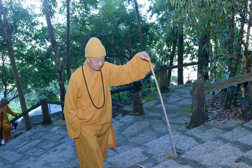 Trưởng lão Hòa thượng Thích Trí Quảng về thăm chốn Tổ Linh Sơn Bửu Thiền