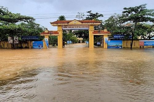 Quảng Trị: Mưa lớn dồn dập làm nhiều tuyến đường bị ngập sâu gây chia cắt giao thông