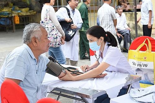 CLB Thầy thuốc Hoa phượng đỏ: Khám bệnh nhân đạo, phát thuốc và tặng quà nhân kỷ niệm 75 năm truyền thống Thủy Nguyên quật khởi