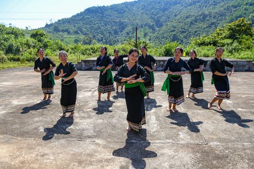 Hỗ trợ phát triển sản xuất và sinh kế cho nhóm dân tộc ít người