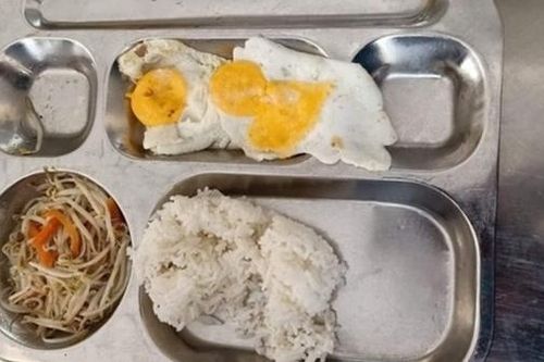 Lại 'xuất hiện' suất ăn lèo tèo của học sinh bán trú