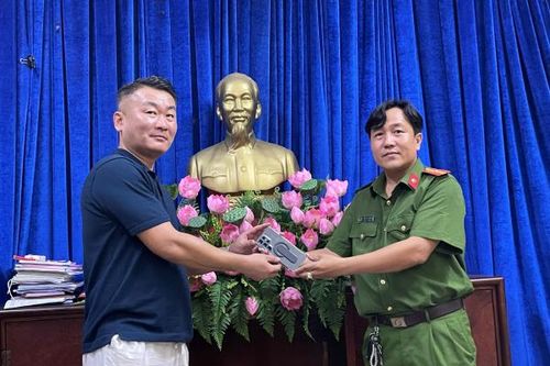 Trao trả tài sản cho người nước ngoài bị cướp giật