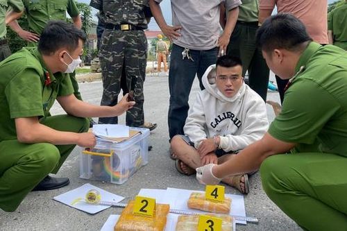 Bắt đối tượng vận chuyển hơn 30.000 viên ma túy tổng hợp