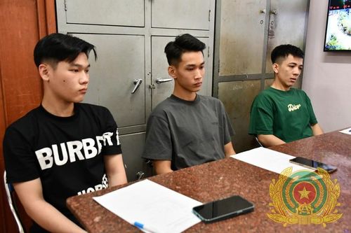 Tiền Giang: Bắt 3 thanh niên quay video bốc đầu xe máy để 'câu like' trên mạng xã hội