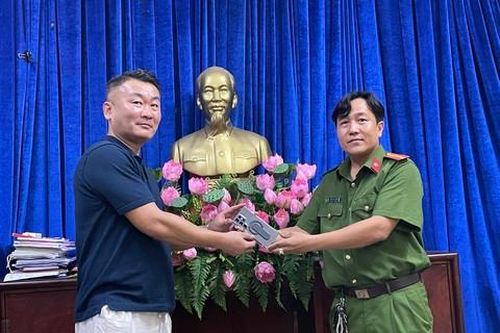 TPHCM: Công an truy nhanh kẻ cướp giật, trao trả lại tài sản cho người nước ngoài