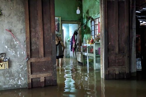 Mưa cực lớn làm TP Đông Hà ngập sâu, thủy điện ở Huế tăng cường xả nước