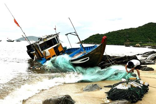 Sóng lớn đánh trôi dạt tàu cá, 4 ngư dân Quảng Nam được ứng cứu kịp thời