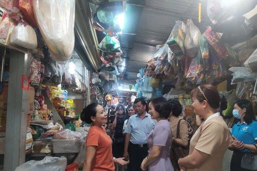 Ra mắt mô hình 'Phụ nữ tham gia xây dựng chợ văn minh thực hiện Quy tắc ứng xử nơi công cộng' tại chợ Đồng Xa