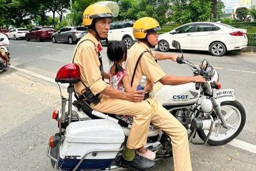 CSGT TPHCM hỗ trợ bé gái 6 tuổi tìm lại gia đình khi đi lạc cách nhà 12km