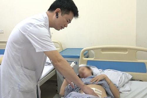Mang thai ngoài tử cung không biết, người phụ nữ bất ngờ đau bụng dữ dội, ngất xỉu ở bến xe