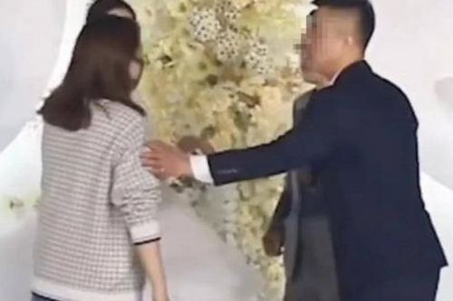 Bạn gái cũ đến làm loạn đám cưới vì không chấp nhận người yêu lấy vợ ngay sau khi chia tay một tháng
