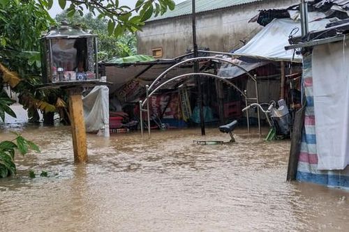 Mưa lớn nhiều nhà dân ở Quảng Trị lại chìm trong nước