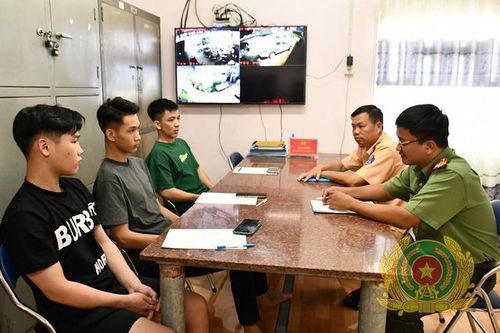 Bắt 3 nam thanh niên bốc đầu xe mô tô đăng lên Facebook để câu like