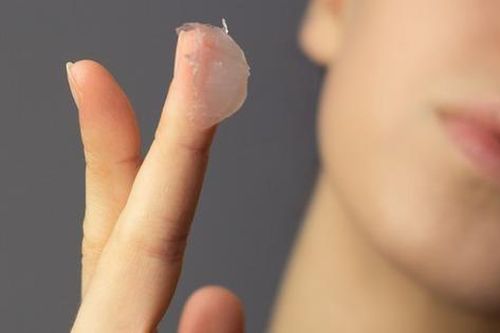 5 cách dùng vaseline chăm sóc da mùa hanh khô