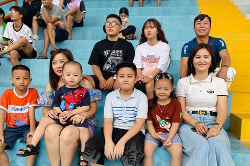 Gia đình 10 thành viên cùng tới sân Tây Hồ 'tiếp lửa'