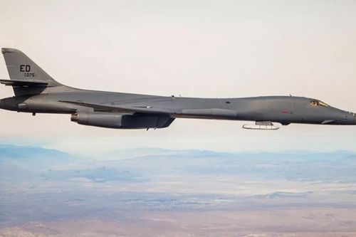 Tiêm kích Su-27 Nga chặn oanh tạc cơ chiến lược B-1B Lancer Mỹ