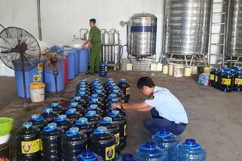 Tiêu hủy gần 7.000 lít rượu có hàm lượng aldehyd không đạt yêu cầu