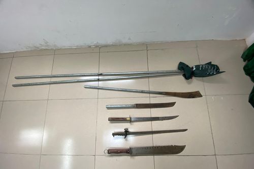 Nhóm thanh, thiếu niên mang dao, kiếm chém người, ra đầu thú