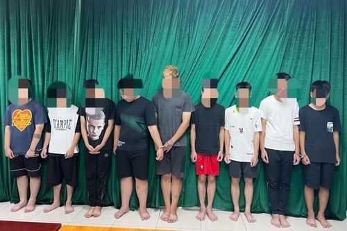 Tạm giữ 9 đối tượng vác hung khí gây rối trật tự công cộng trên các tuyến phố thuộc quận Long Biên