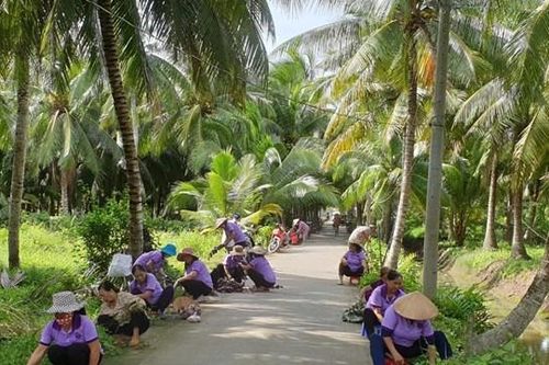 Phụ nữ Bến Tre ra quân làm sạch môi trường nông thôn