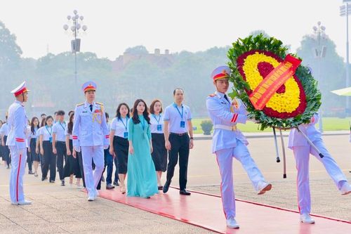415 đại biểu dự Đại hội Hội sinh viên TP Hà Nội báo công dâng Bác