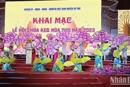Lung linh sắc màu trong đêm lễ hội về miền di sản chùa Keo