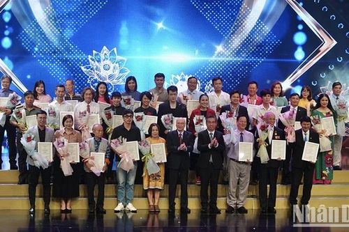 Tôn vinh các tác giả có tác phẩm đạt giải thưởng chủ đề 'Học tập và làm theo tư tưởng, đạo đức, phong cách Hồ Chí Minh'