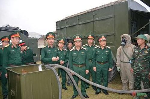 Trung tướng Nguyễn Doãn Anh kiểm tra tại Trường Sĩ quan Phòng hóa