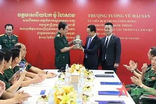 Thượng tướng Vũ Hải Sản tới thăm và làm việc với MB Campuchia