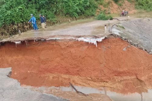Quảng Trị mưa lớn gây vỡ đập dâng và sạt lở, sụt lún nhiều tuyến đường
