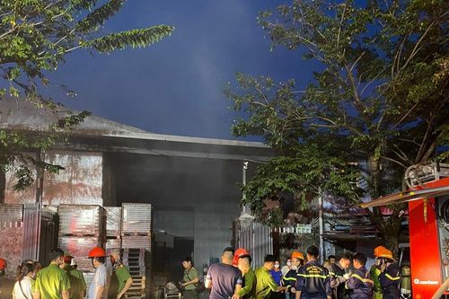 Kịp thời dập tắt đám cháy tại một kho hàng ở Đà Nẵng