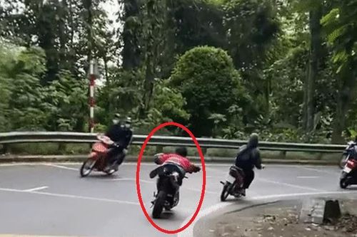 Nằm trên yên xe máy đổ đèo Ba Vì: Kết đắng cho những kẻ thích thể hiện