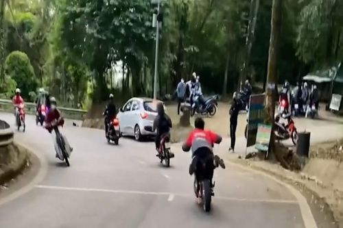 Nằm trên yên xe máy đổ đèo Ba Vì: Trách nhiệm xử lý thuộc về ai?