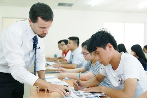 Chương trình giảng dạy hoàn toàn bằng tiếng Anh coi chừng 'nửa đường đứt gánh'!