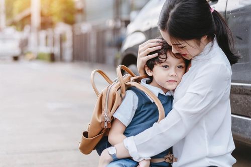 Điều cha mẹ không nên làm khi con đang sợ hãi