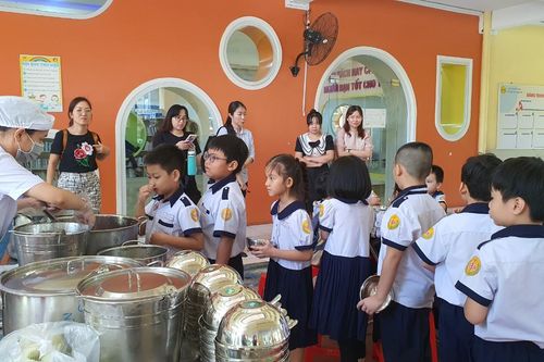 Phụ huynh được mời cùng học, cùng ăn bán trú với con