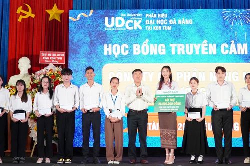 Chủ tịch tỉnh Kon Tum chung vui khai giảng năm học mới tại Phân hiệu ĐH Đà Nẵng