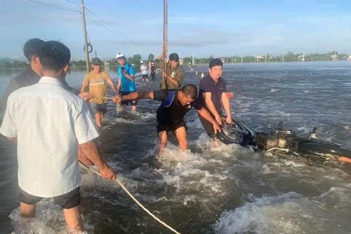 Cứu 2 vợ chồng bị nước cuốn trôi ở Huế