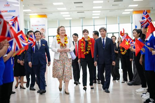 Quốc vụ khanh Anh Quốc dự lễ khai giảng các chương trình quốc tế tại UEF