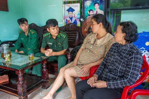 Hiểm nguy nghề câu mực giữa trùng khơi