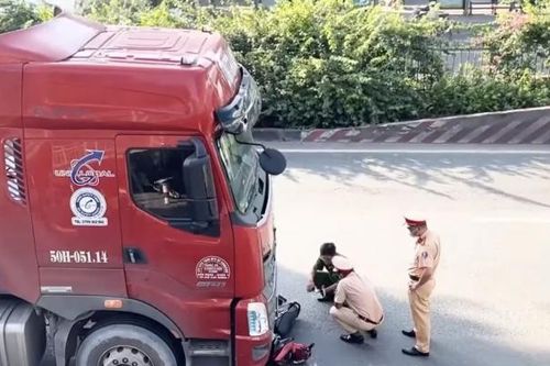TP HCM: Ngã xuống đường sau va chạm với container, nam bảo vệ bị xe cán tử vong